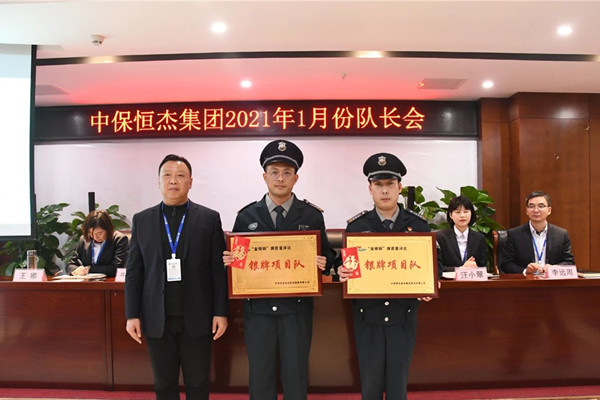 錢總為中醫(yī)藥大學(梅山路校區(qū))、安徽省廉政基地項目隊頒發(fā)銀牌項目隊獎牌和獎金